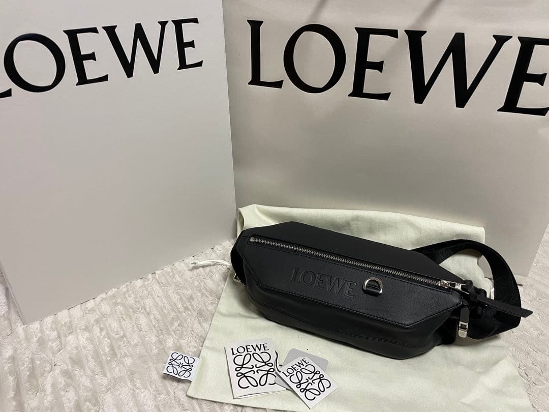 LOEWE ブラック ボディバッグ