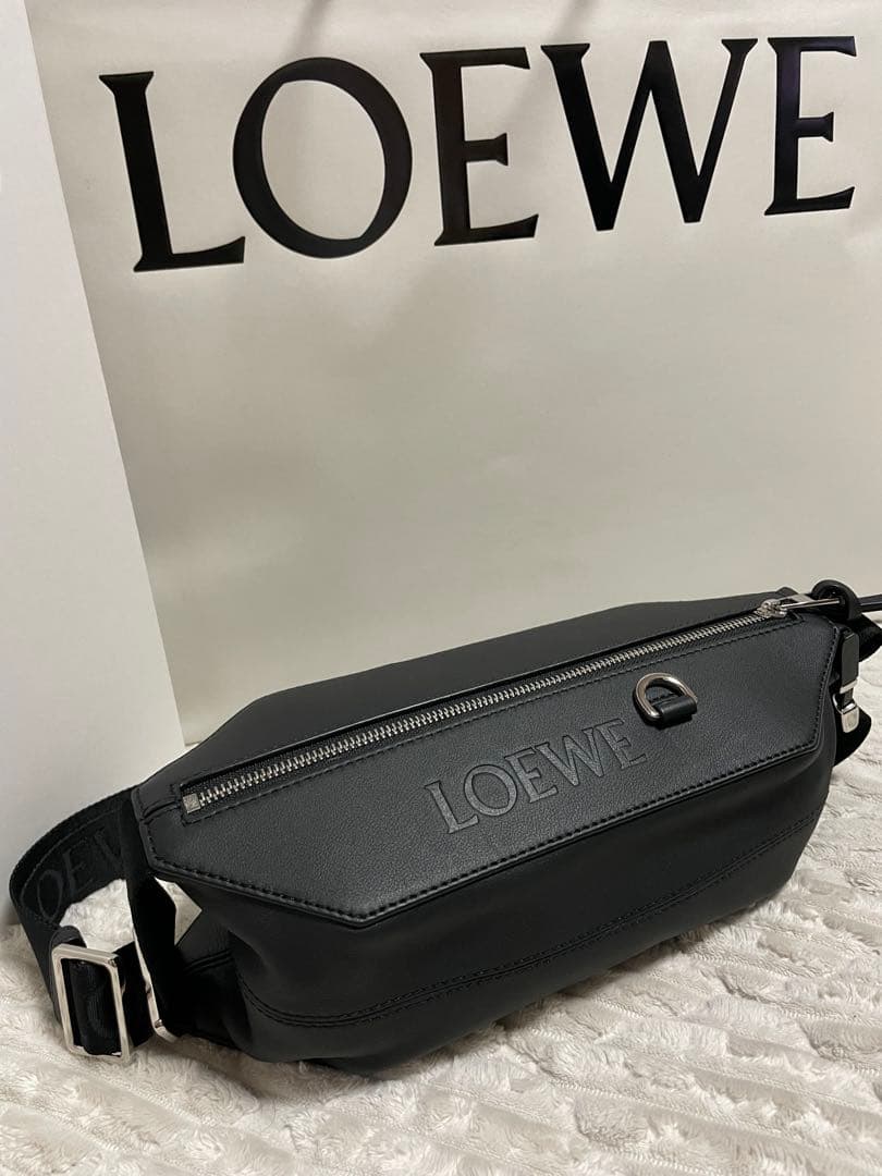 LOEWE ブラック ボディバッグ