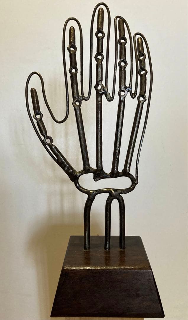 【彫刻】右手　金属製置物　木製台座　オブジェ　美術工芸品　モダンアート 手型