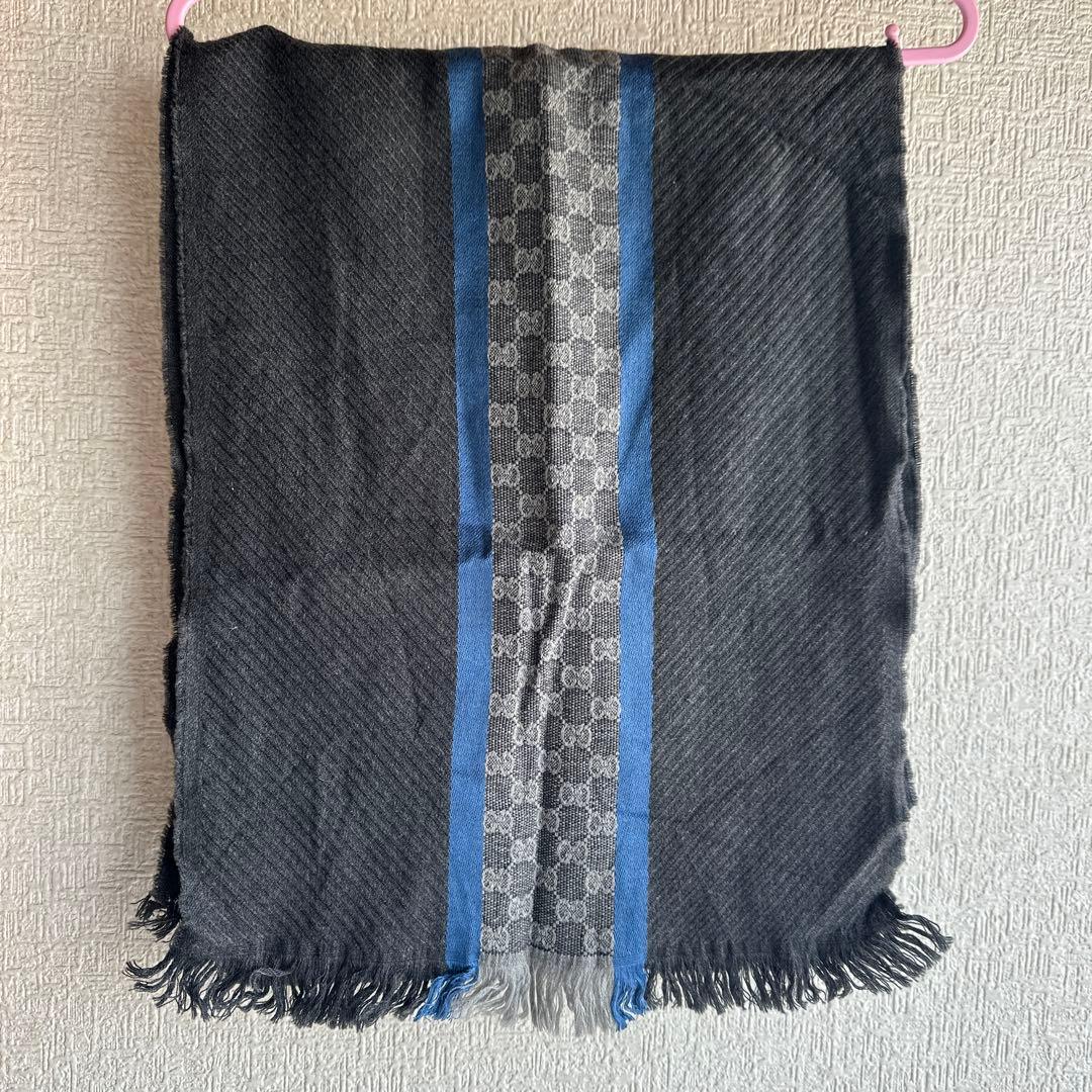 GUCCI グレーと青のストライプ マフラー