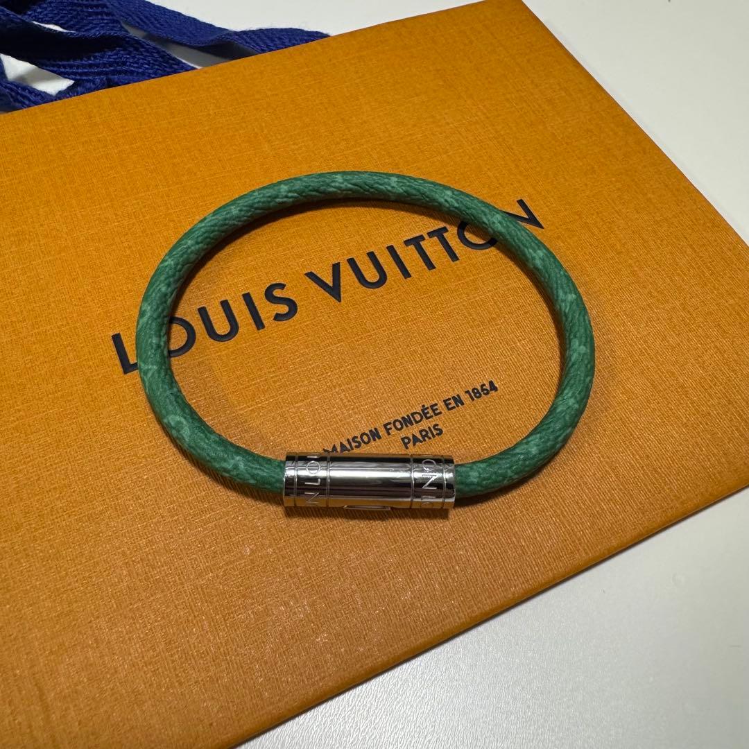 Nyx【美品】Louis Vuitton グリーンレザーブレ