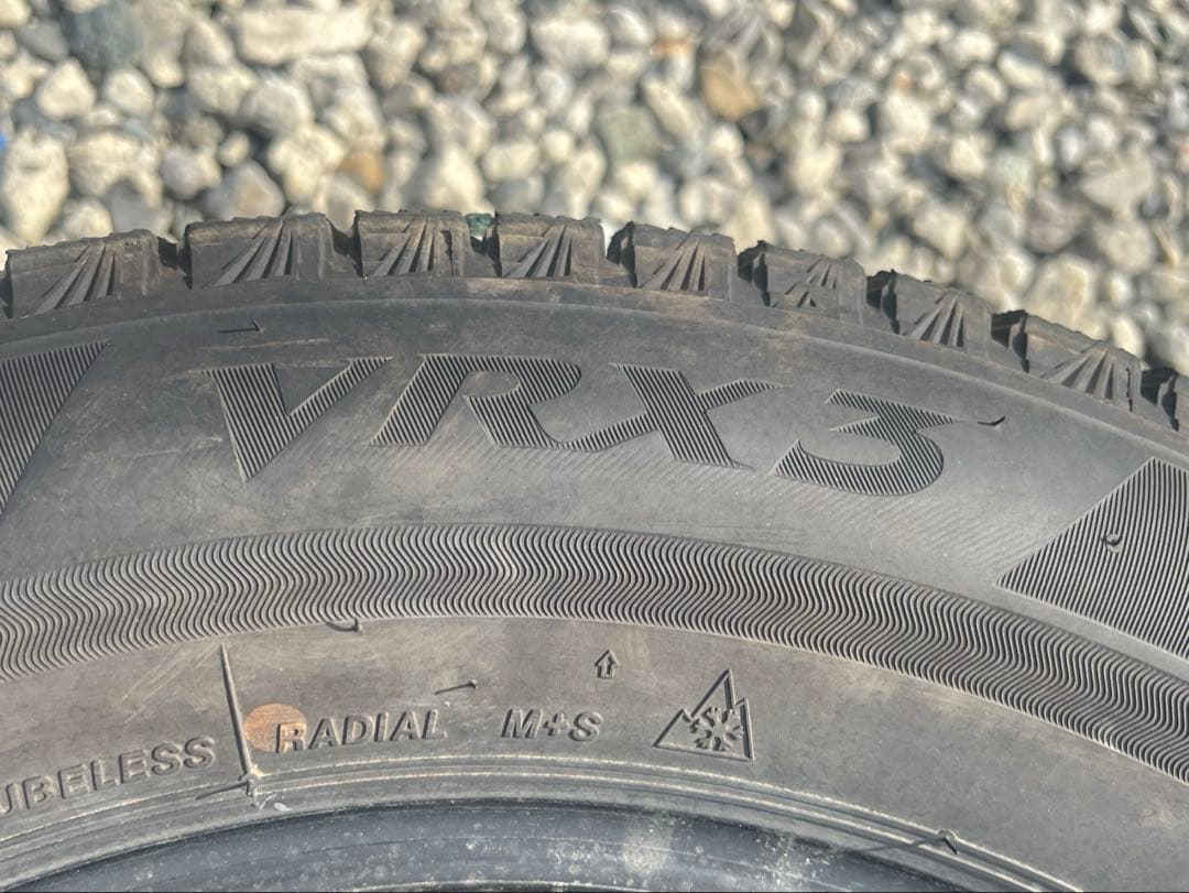 ブリヂストン　ブリザック vrx3 225/60r17 22年製　2本のみ