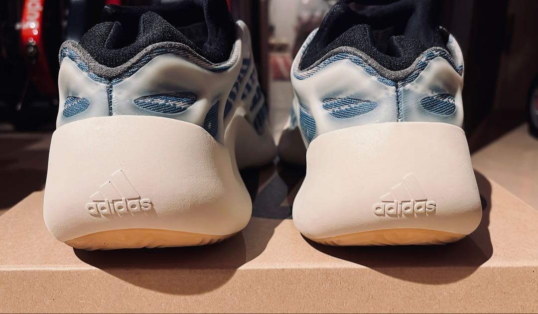adidas Yeezy 700 ホワイト/ブルー スニーカー