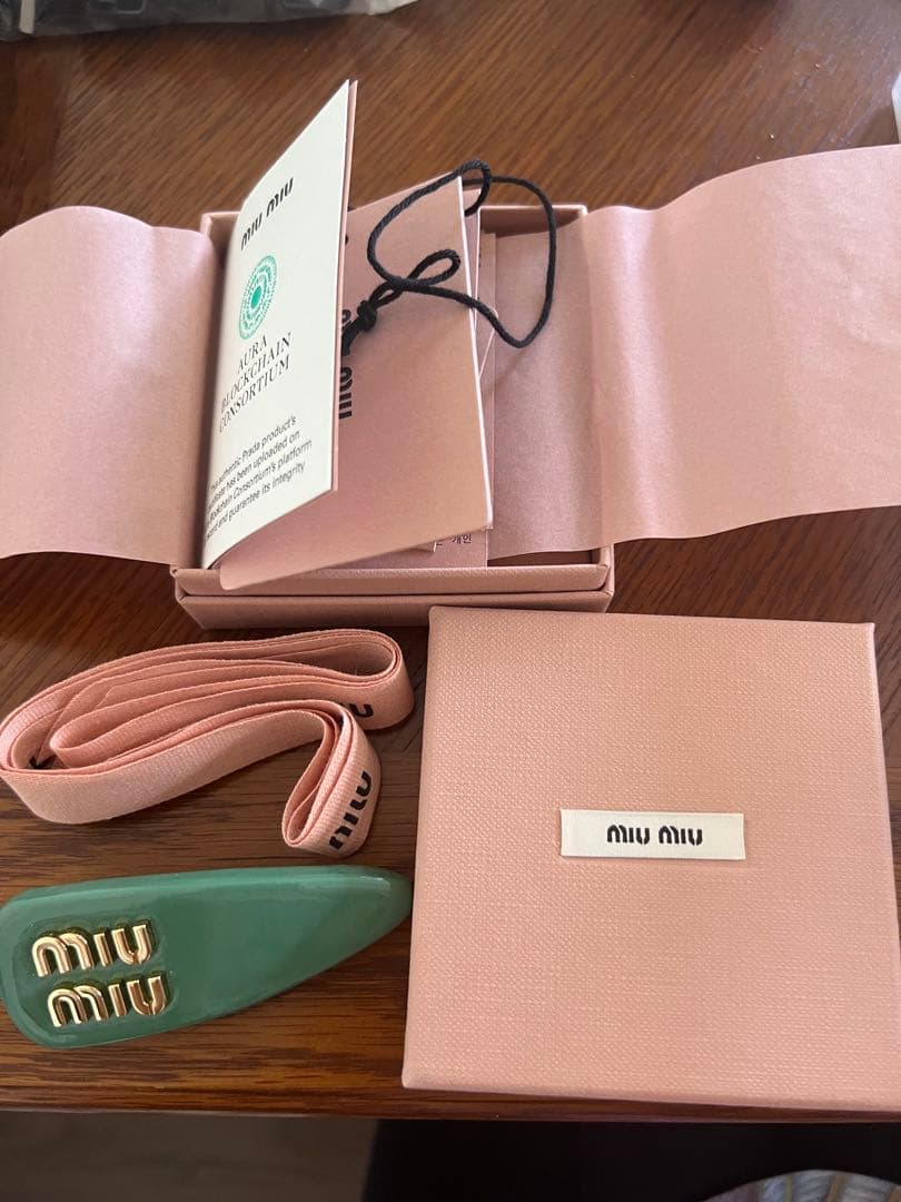 miu miu グリーン ヘアピン　ヘアクリップ　緑　エナメル