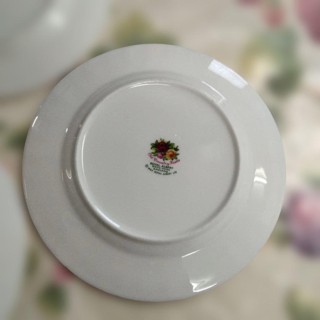 ロイヤル　アルバート　ケーキ皿４枚と皿１枚　メルカリコンパクト便匿名発送
