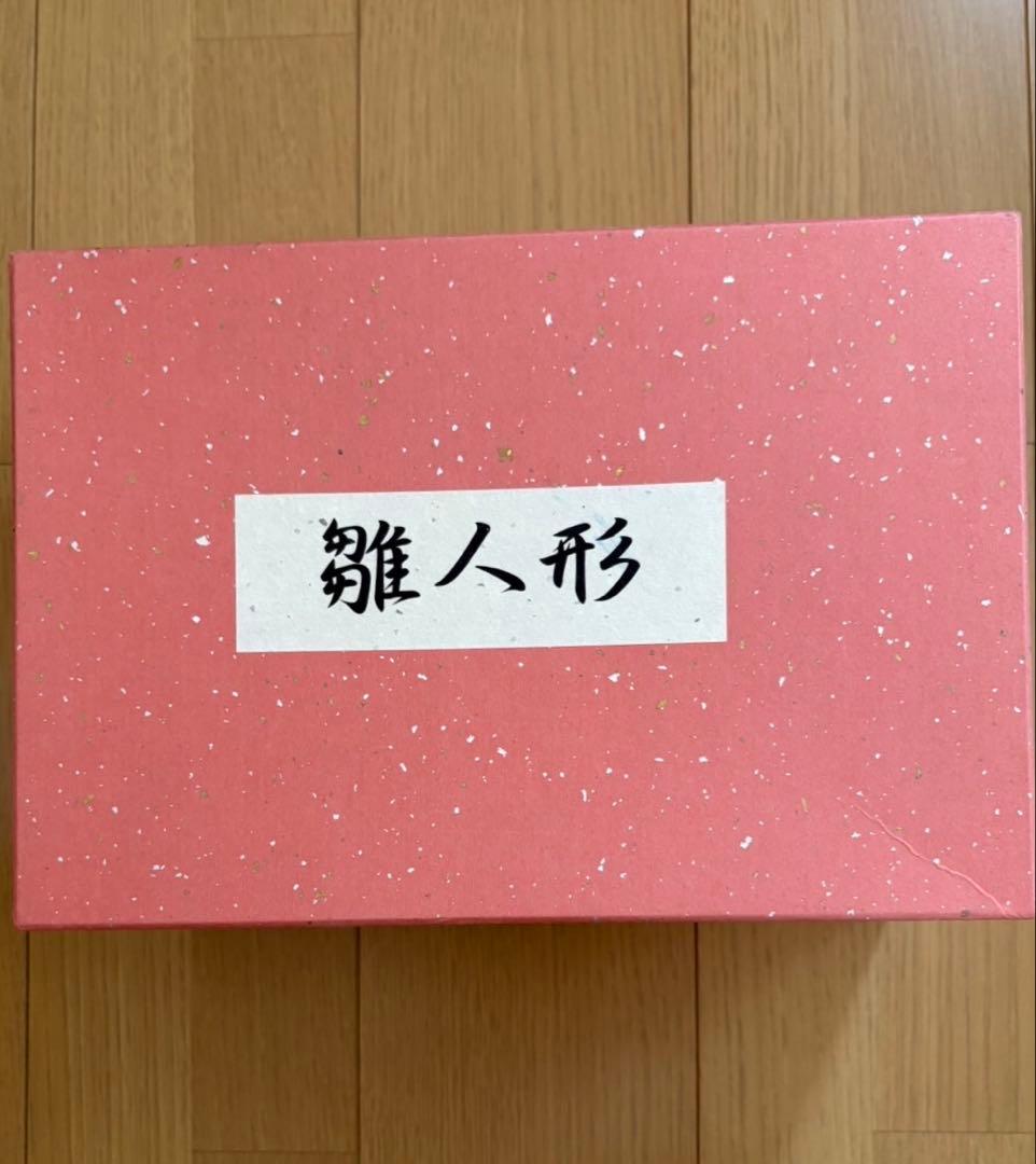 雛人形 伝統的な和服 茶色と白