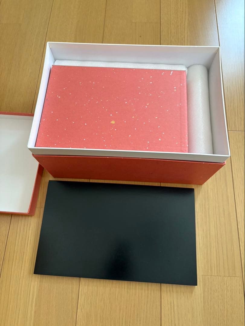 雛人形 伝統的な和服 茶色と白