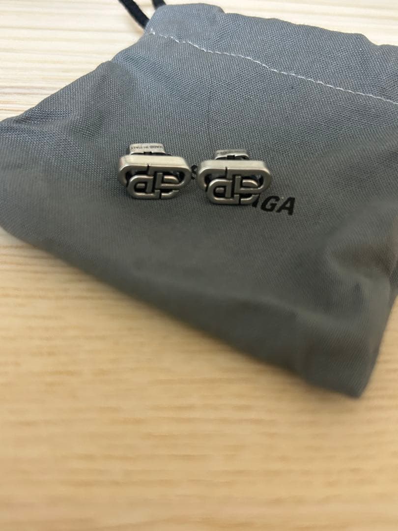 BALENCIAGA BB シルバートーン メタルスタッドピアス
