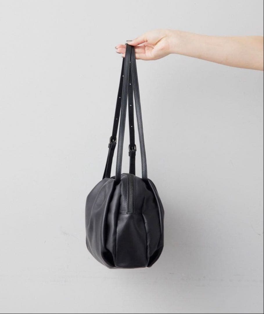 イア パピヨネ　コロンボストンバッグ ブラック