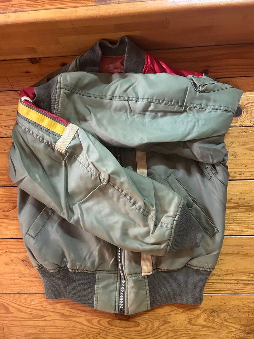 AVIREX MA-1 フライトジャケット グレー/レッド/イエロー