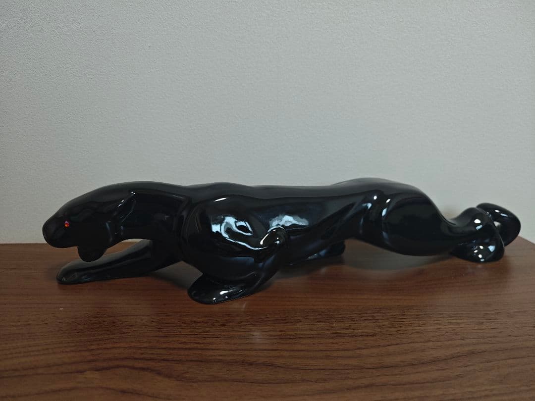 ブラックパンサーの陶器置物