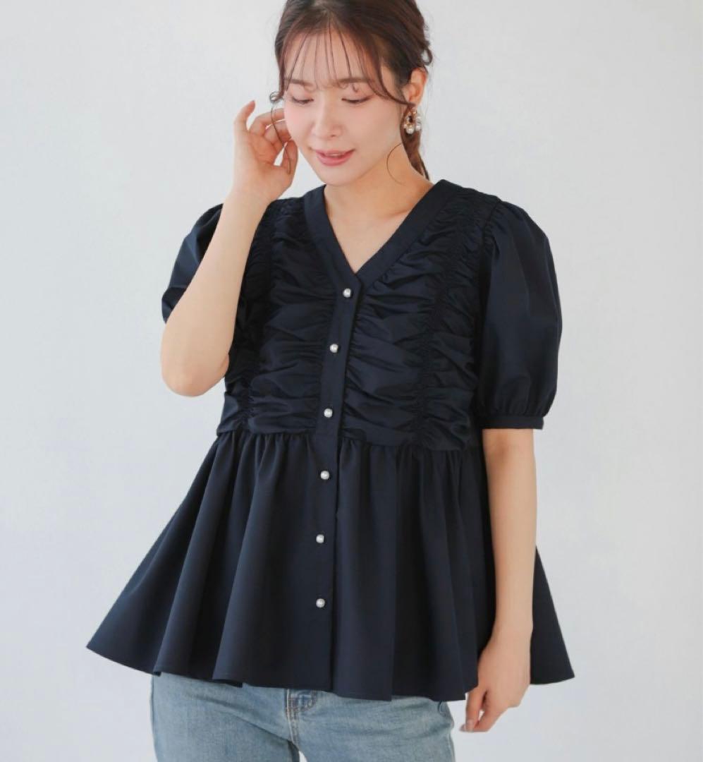 【新品タグ付き】フィットモア　ギャザーパフスリーブペプラムブラウス