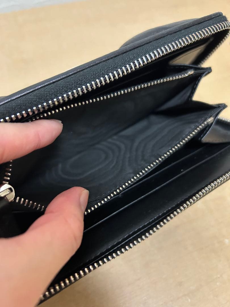 ボタン付きブラック長財布