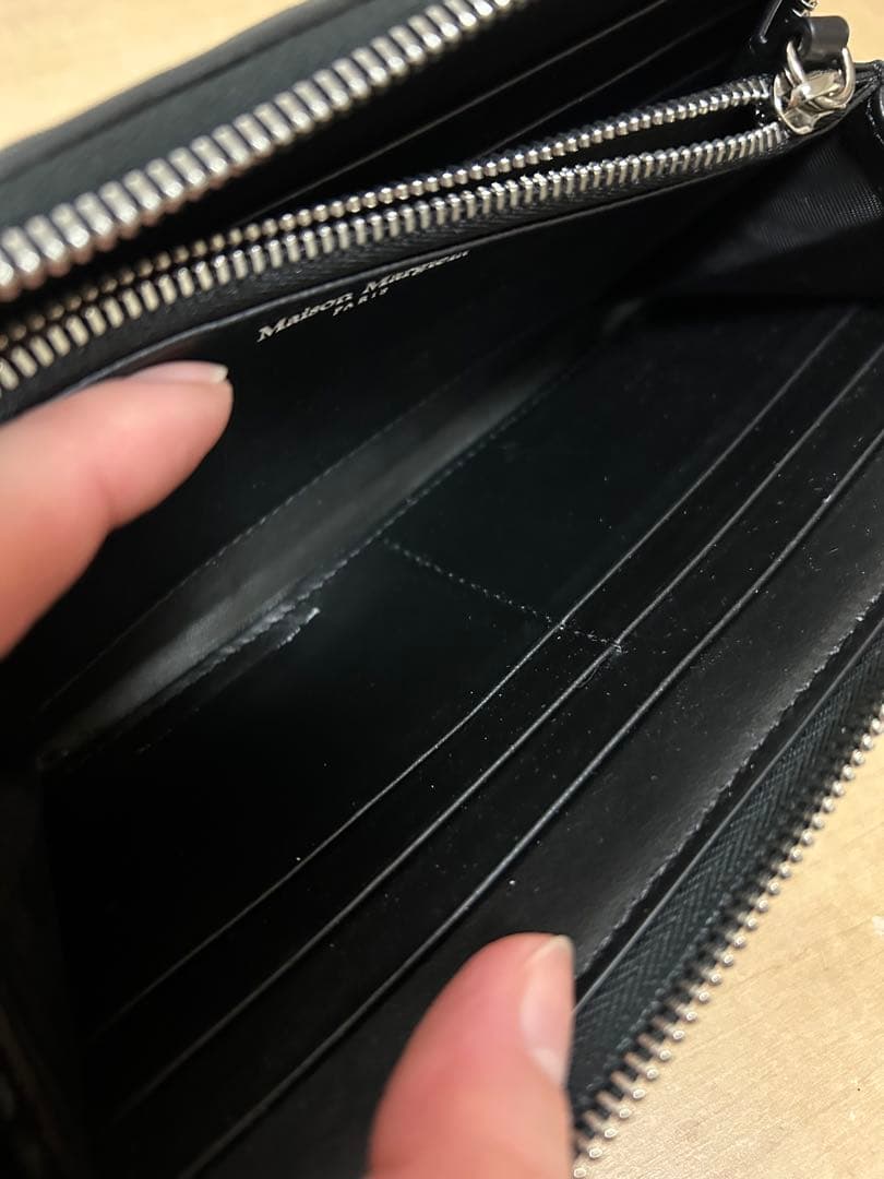 ボタン付きブラック長財布
