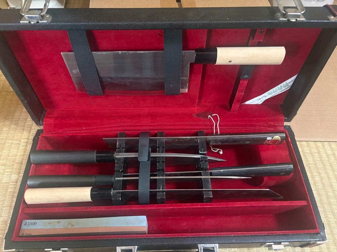 出刃、柳、薄刃、三徳、中華、冷凍、包丁フルセット 両面砥石、鍵付包丁ケース！