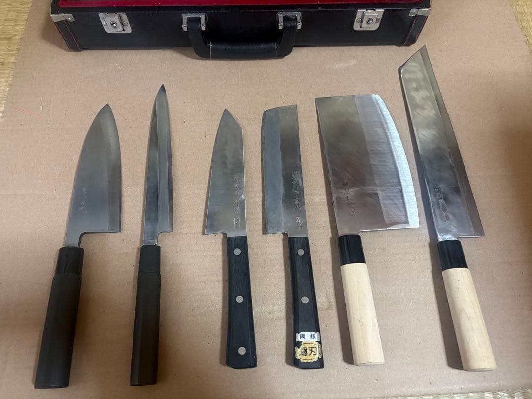 出刃、柳、薄刃、三徳、中華、冷凍、包丁フルセット 両面砥石、鍵付包丁ケース！