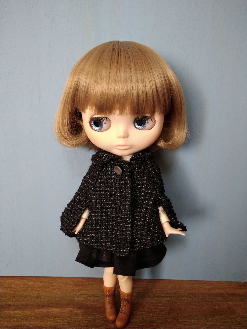 140.※ブライスアウトフィット※1/6ドール※冬服※黒のウール素材のポンチョ