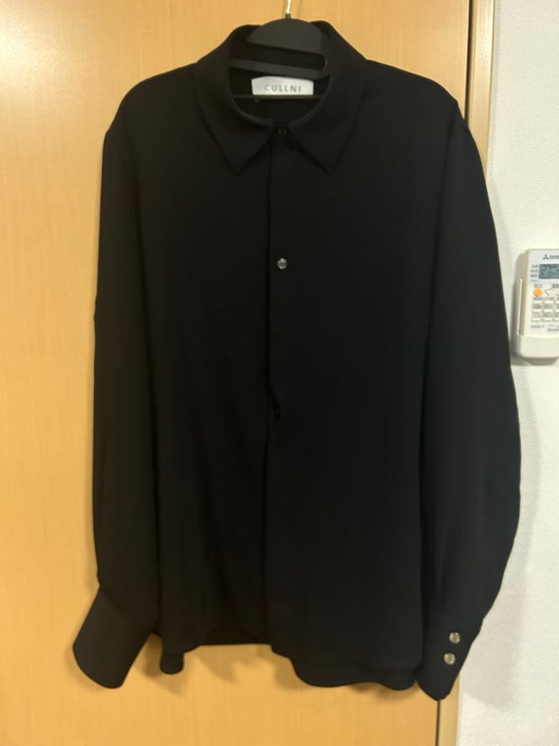 CULLNI クルニ　24-AW-023B 黒シャツ