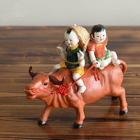 景徳鎮の陶磁器のアイデア工芸品は牧童を出して黄牛に乗る