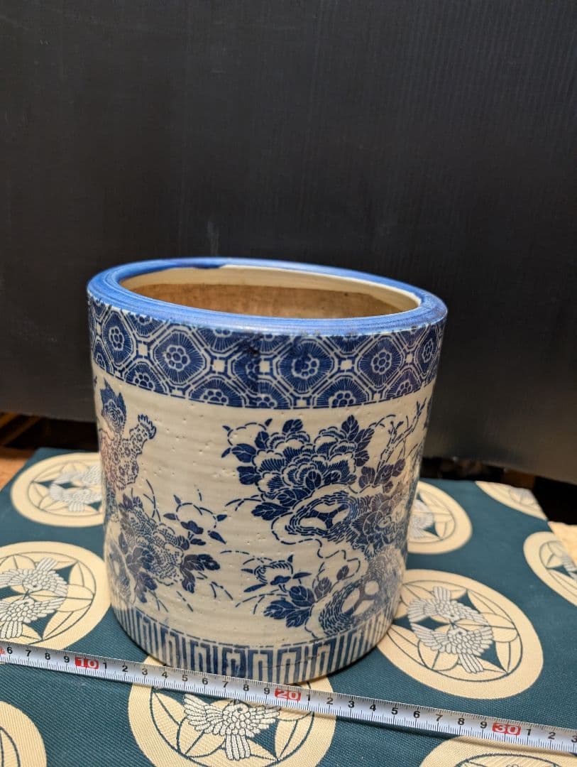 染付青白い花柄の陶器製火鉢アンティック