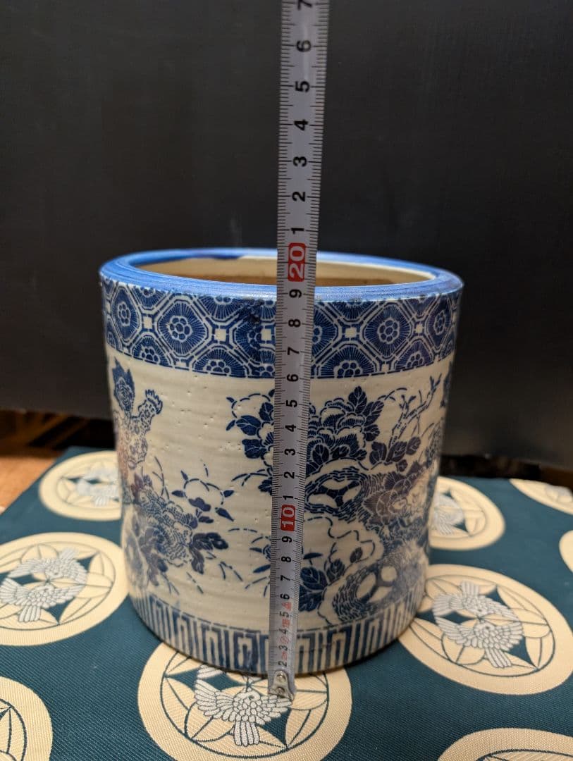 染付青白い花柄の陶器製火鉢アンティック