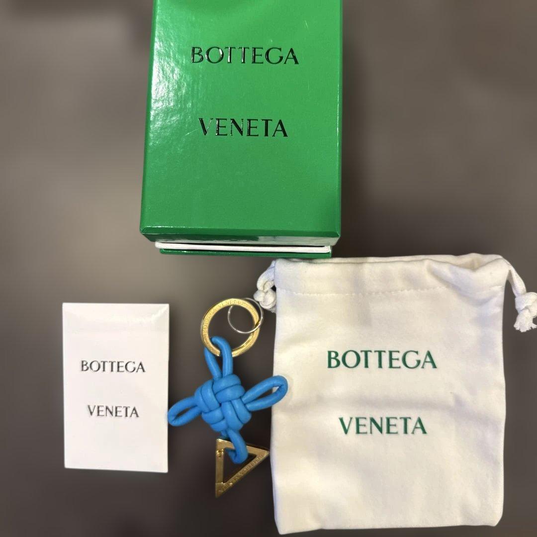 新品　ボッテガヴェネタ トライアングルキーリング 水色 ゴールド金具