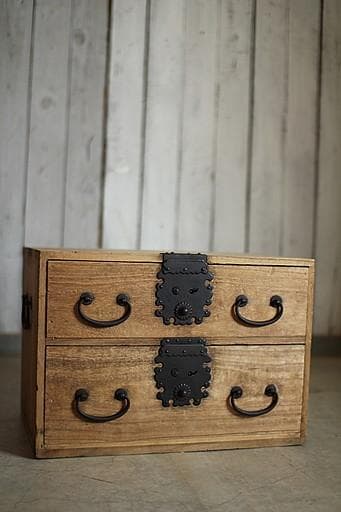 古い小ぶりな木製の引き出し　2段　小引き出し　タンス　書類棚　古家具