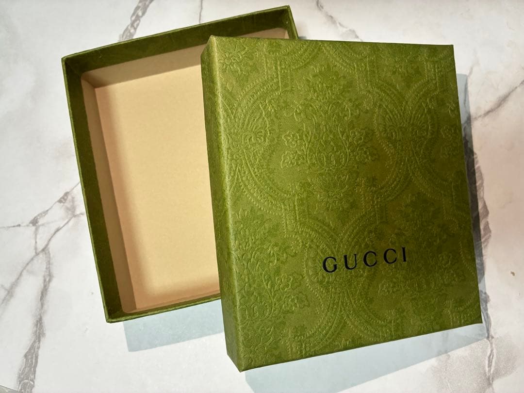 ✨「美品」✨GUCCI 蛇刺繍 二つ折り財布