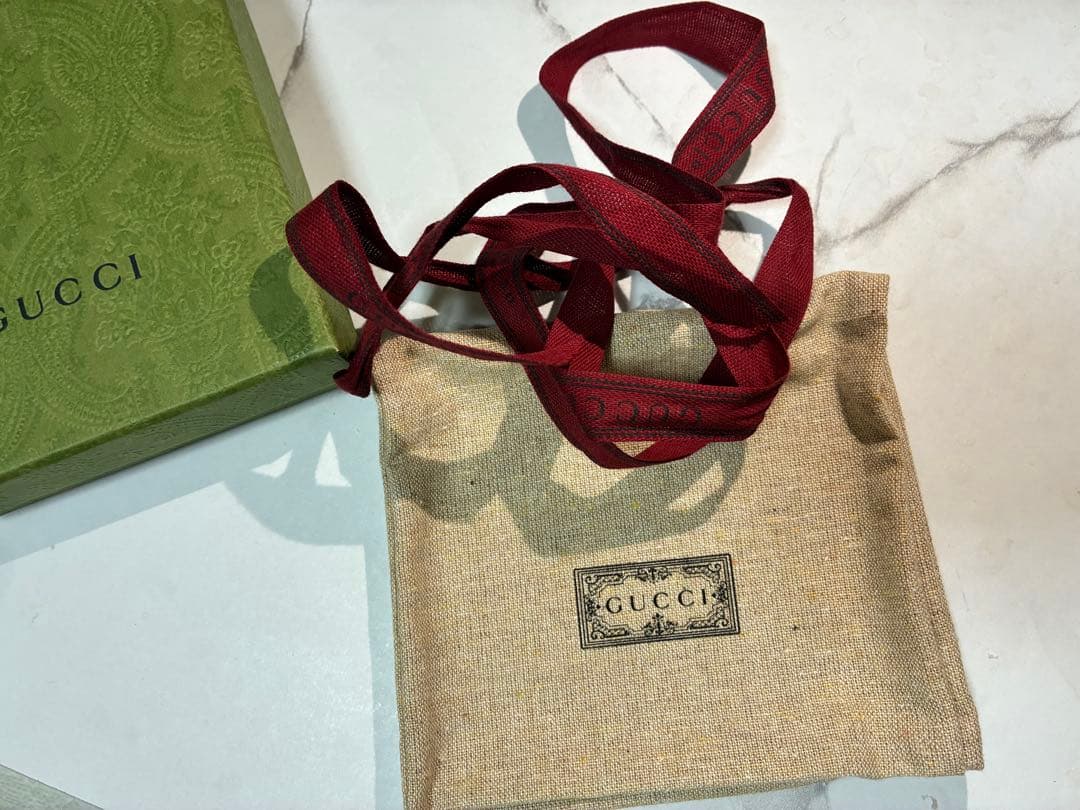 ✨「美品」✨GUCCI 蛇刺繍 二つ折り財布