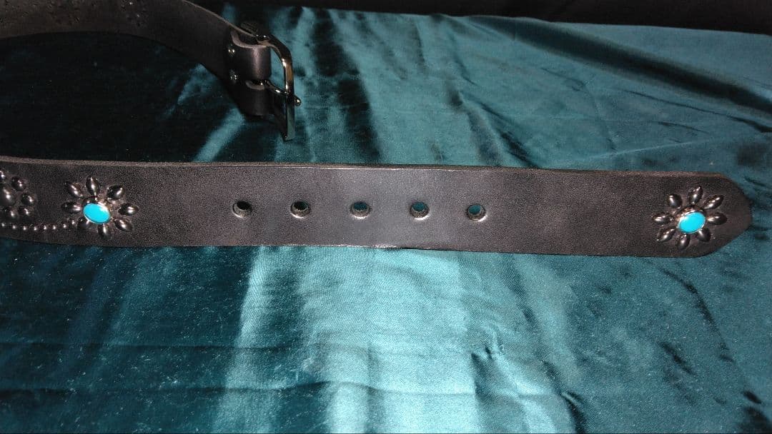 栃木レザー　ツタ＆フラワースタッズベルト　ブラスブラック　穴あけ加工済み即納可能