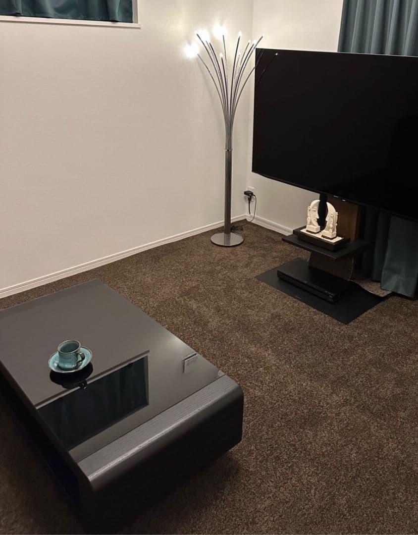 ブラックガラスの天板が美しい、モダン★センターテーブル高級感溢れるローテーブル✨