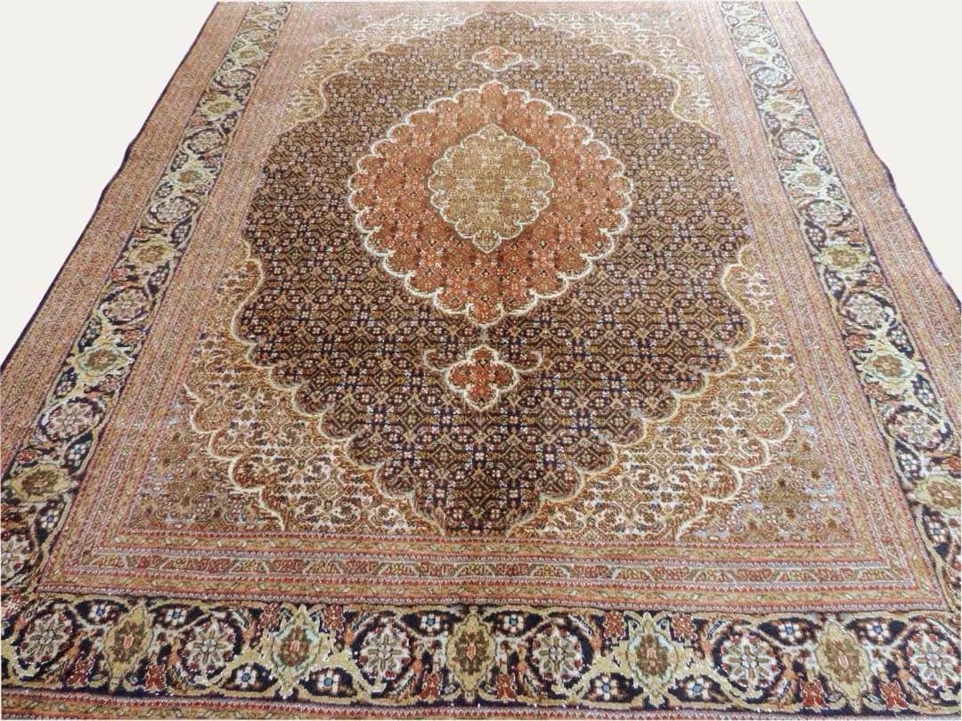 ペルシャ絨毯手織りウール＆シルクタブリーズ産人気なマヒデザイン