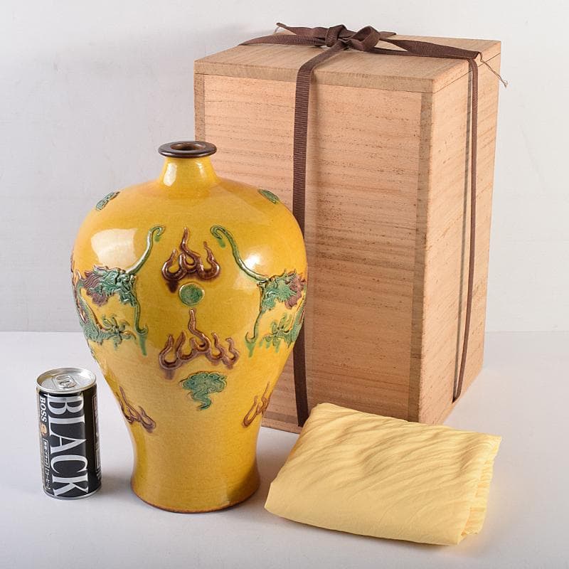 中国　黄地　貼雲龍文　梅瓶　時代箱付　M　R8821B