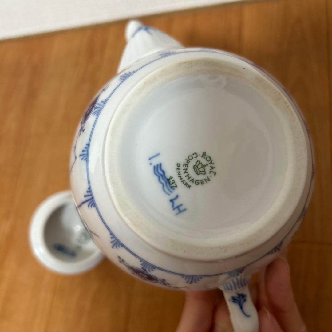 ブルーフルーテッド プレイン ティーポット 700ml