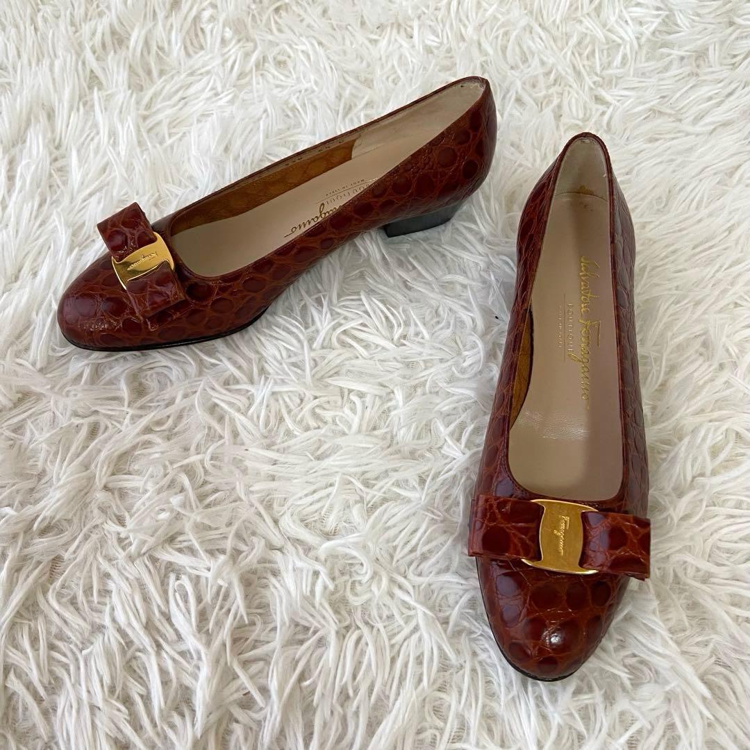 極美品✨サルバトーレフェラガモ クロコ型押 ヴァラリボン パンプス 茶