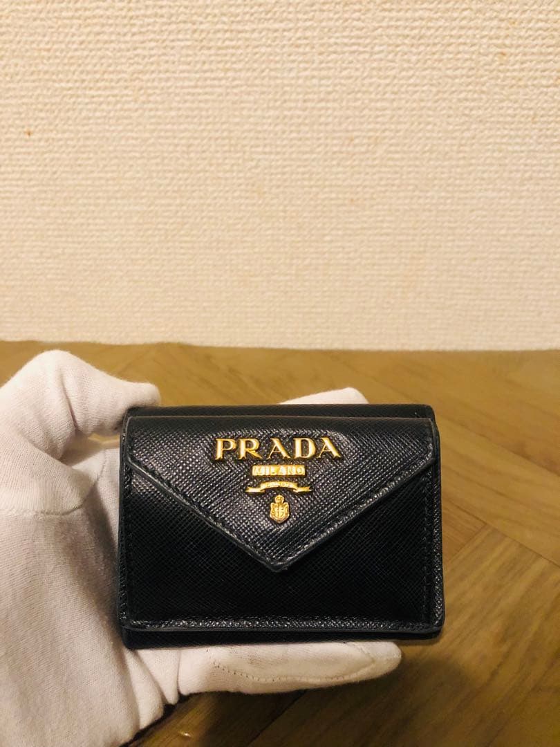 プラダ　三つ折り財布