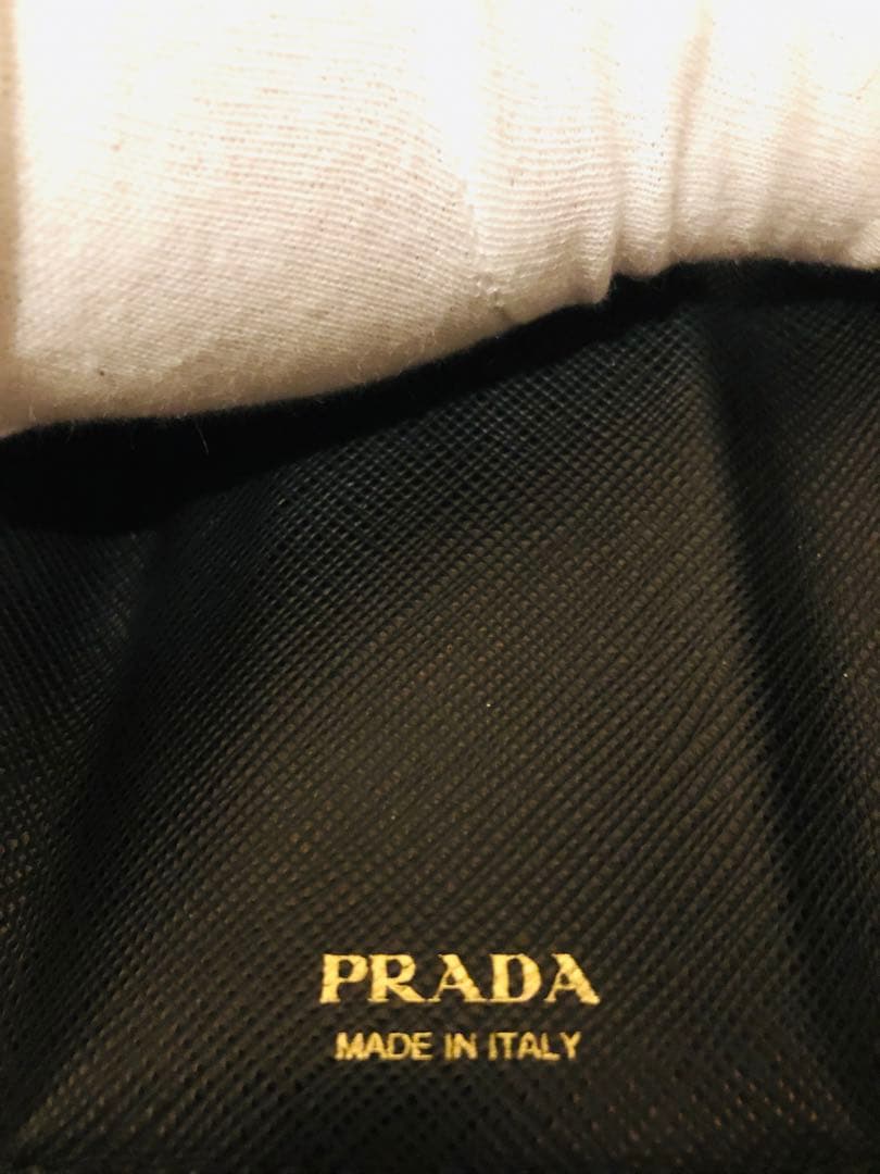 プラダ　三つ折り財布