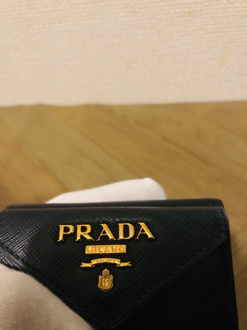 プラダ　三つ折り財布