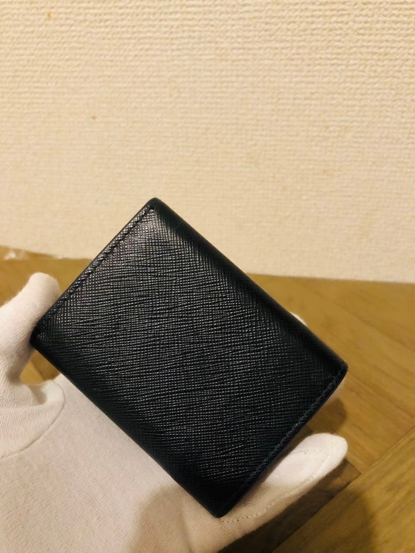 プラダ　三つ折り財布