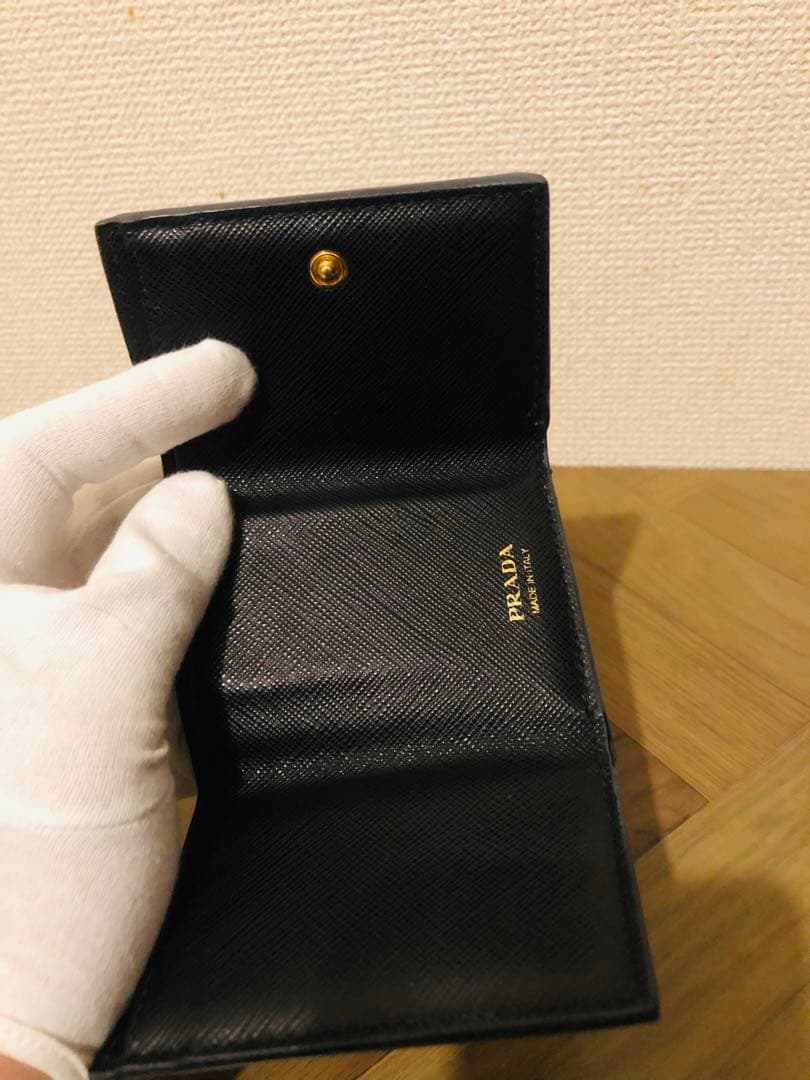 プラダ　三つ折り財布