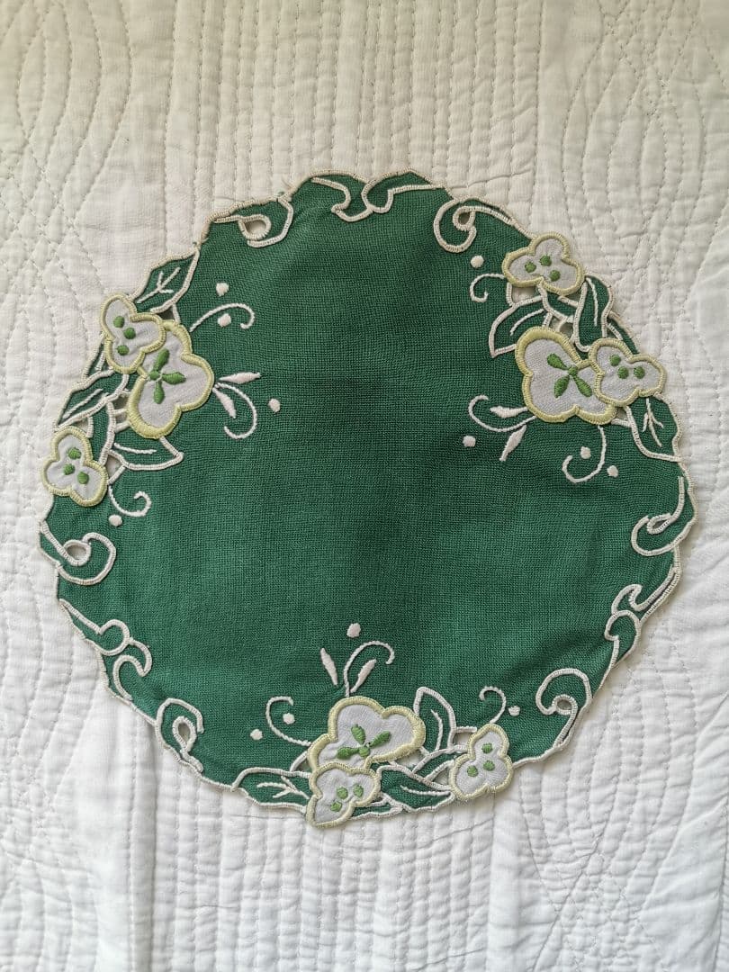 アンティーク フランス オープンカットワーク三つ葉刺繍 翡翠色リネンドイリー