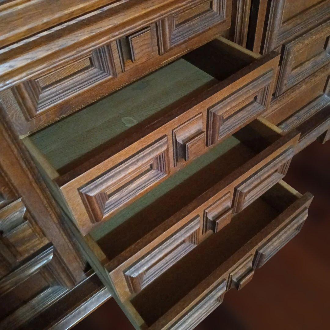 木製クラシック食器棚 ガラス扉付き　アンティーク