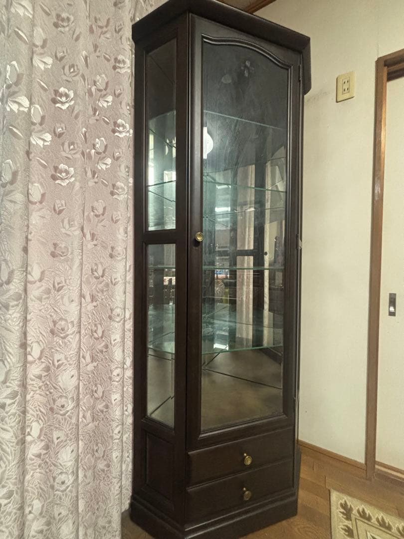 ダークブラウン ガラス扉キャビネット