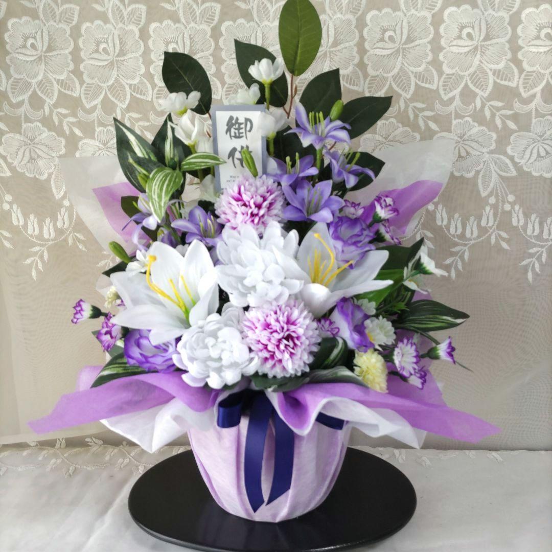 お供え仏花、回忌法要仏前花、紫と白の造花アレンジメント