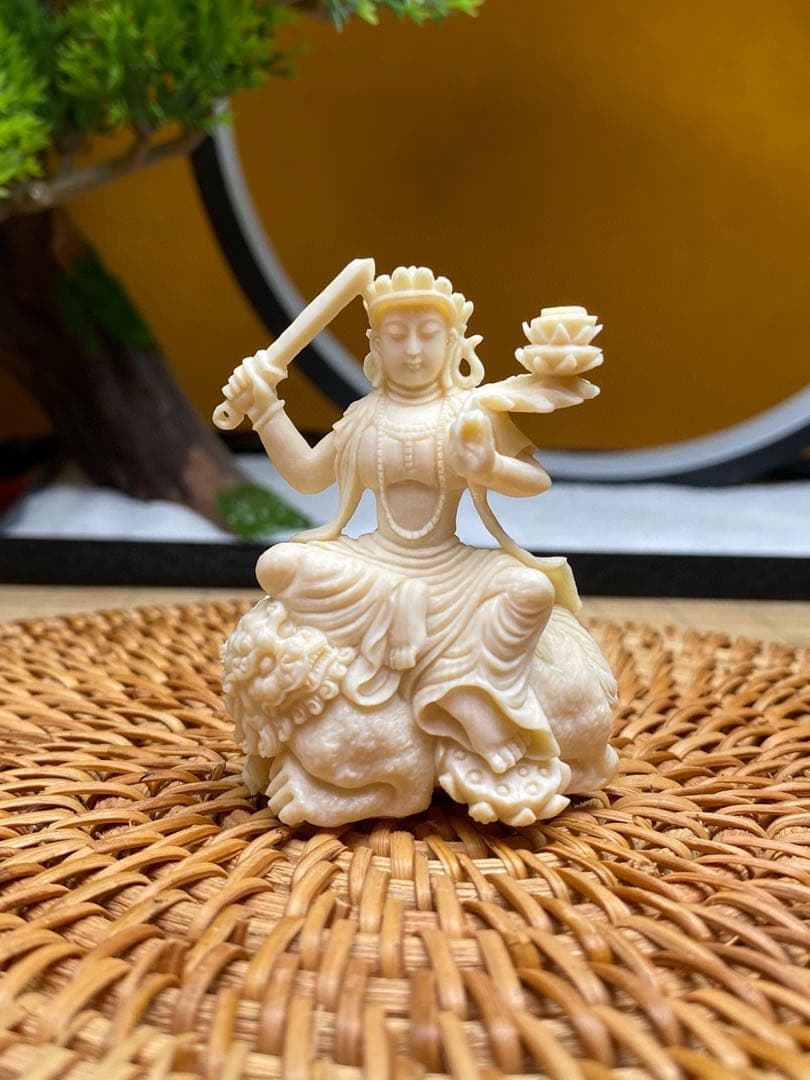 天然マンモス牙美しい手作り彫刻　文殊菩薩　小さいな置物