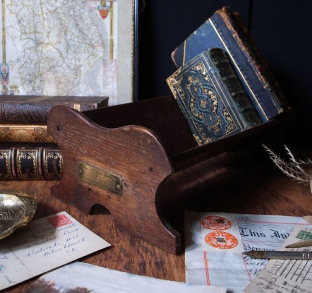 【聖墳墓教会の鐘楼から生まれたブックトラフ】イギリス アンティーク 本棚 本立て