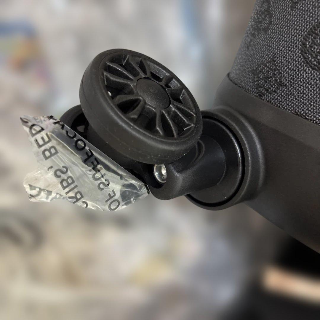 や*よ様 新品 GUESS キャリーケース 黒 ロゴ柄 24時間以内発送！