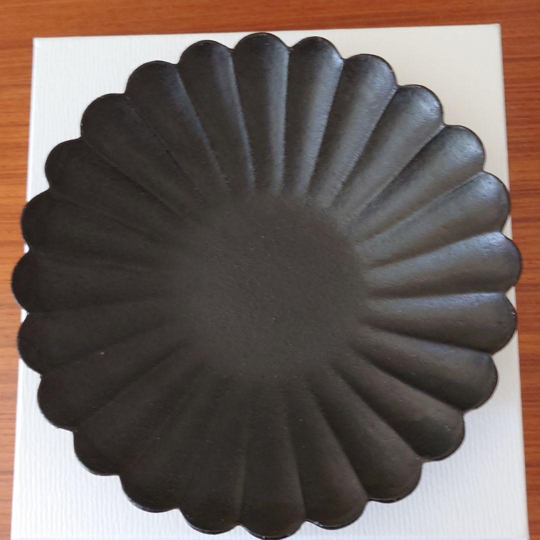 高島大樹　黒釉輪花皿