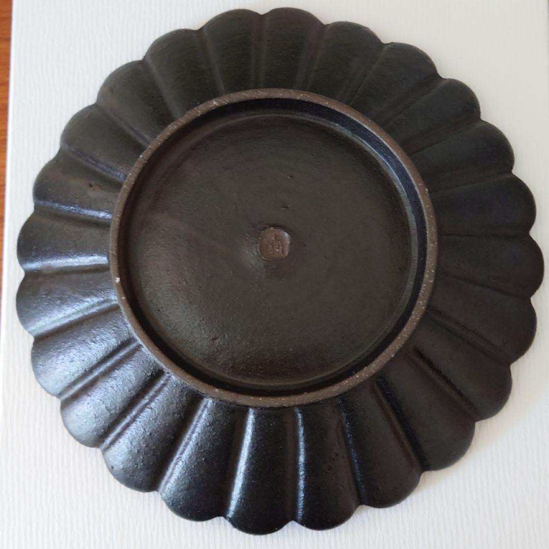 高島大樹　黒釉輪花皿