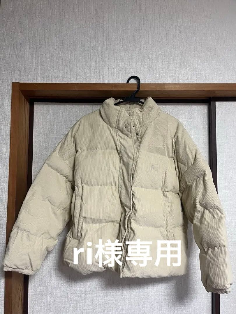 クリーム色 （やや黄色みが強い）ダウンジャケット ボックスシルエット